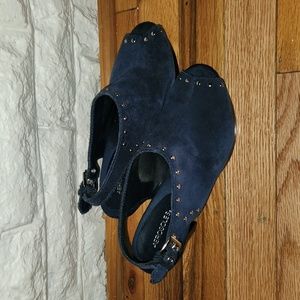 Like new! Navy slling back, peep toe heels